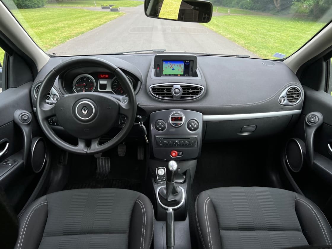 photos TRES BELLE RENAULT CLIO lll PHASE ll 1.5 DCI 85 CH PACK TOMTOM 20E ANIV TOUTES OPTIONS GPS-CLIM -1ER MAIN