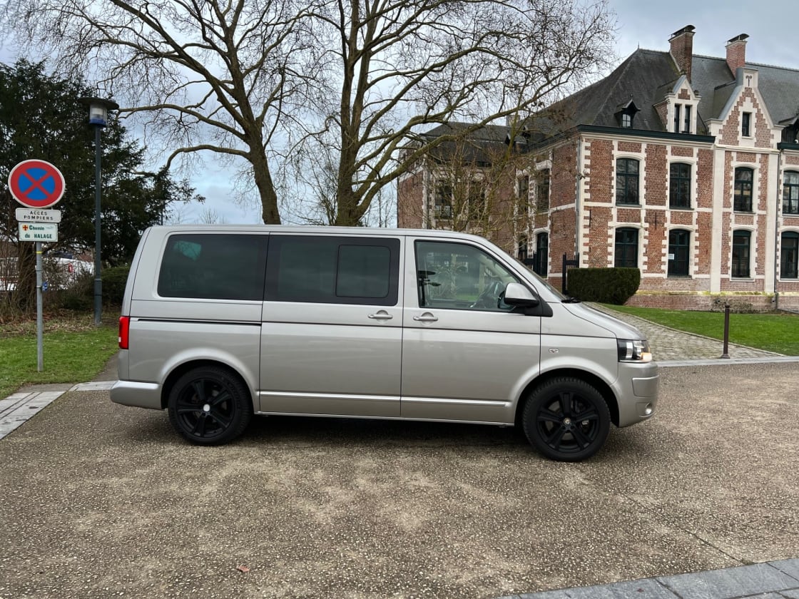 photos TRES BELLE VOLKSWAGEN MULTIVAN 2L TDI PACK TOUTES OPTIONS GPS-DVD-CUIR-CLIM AUTO-REG VITESSE-  LIT+ 7PLACES  + CHAUFFAGE STATIONNAIRE + TABLE