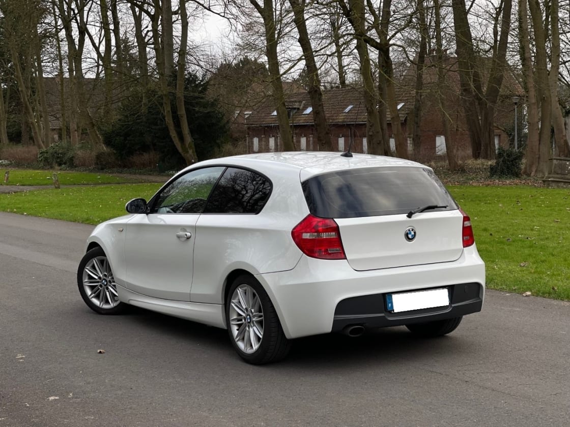 photos TRES BELLE BMW E87 118D 2.0D PACK M SPORT D'ORIGINE TOUTES OPTIONS CUIR + CLIM AUTO