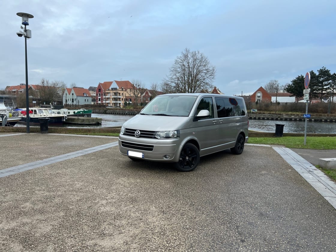 photos TRES BELLE VOLKSWAGEN MULTIVAN 2L TDI PACK TOUTES OPTIONS GPS-DVD-CUIR-CLIM AUTO-REG VITESSE-  LIT+ 7PLACES  + CHAUFFAGE STATIONNAIRE + TABLE