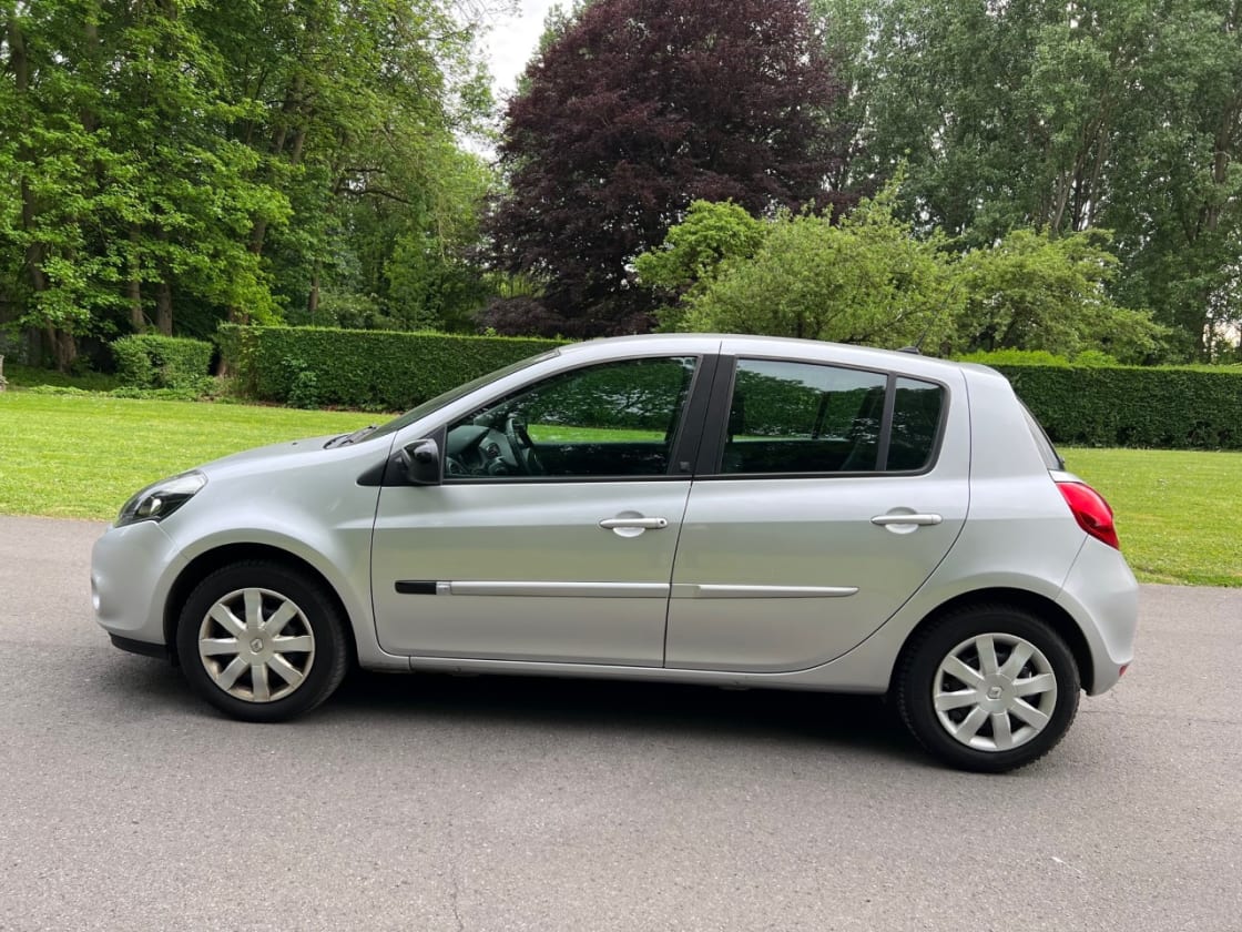 photos TRES BELLE RENAULT CLIO lll PHASE ll 1.5 DCI 85 CH PACK TOMTOM 20E ANIV TOUTES OPTIONS GPS-CLIM -1ER MAIN