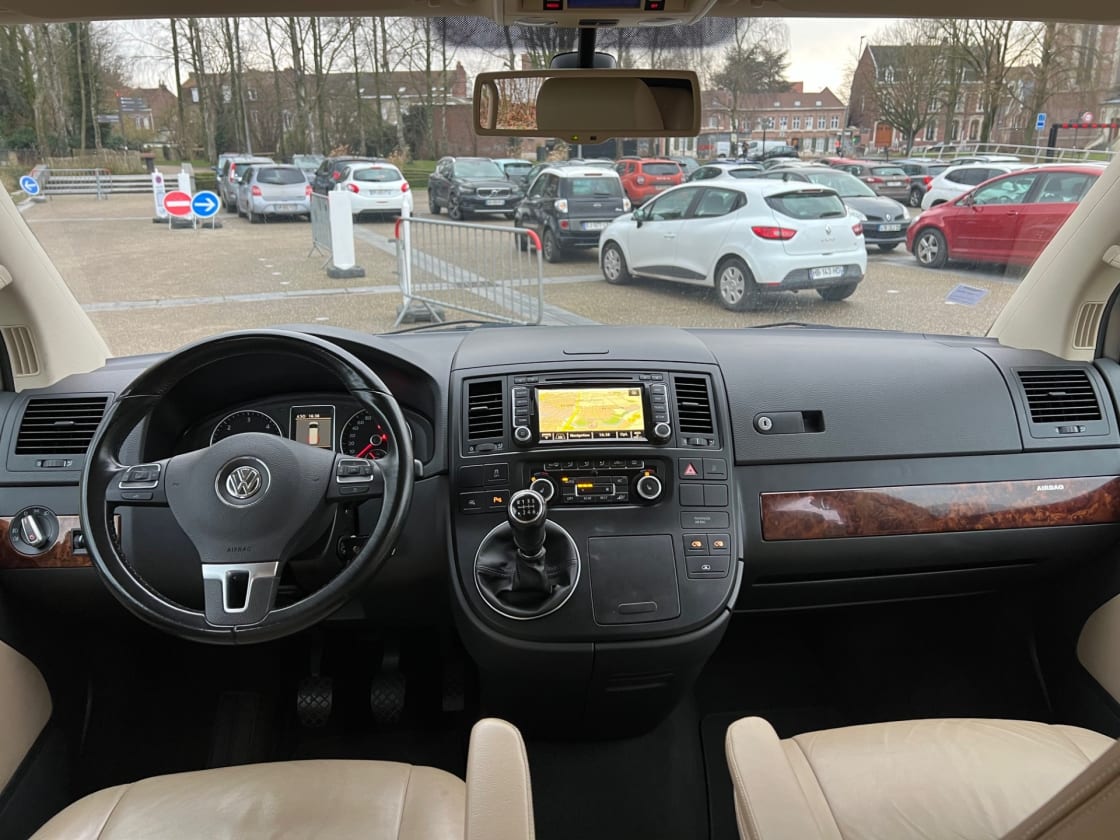 photos TRES BELLE VOLKSWAGEN MULTIVAN 2L TDI PACK TOUTES OPTIONS GPS-DVD-CUIR-CLIM AUTO-REG VITESSE-  LIT+ 7PLACES  + CHAUFFAGE STATIONNAIRE + TABLE
