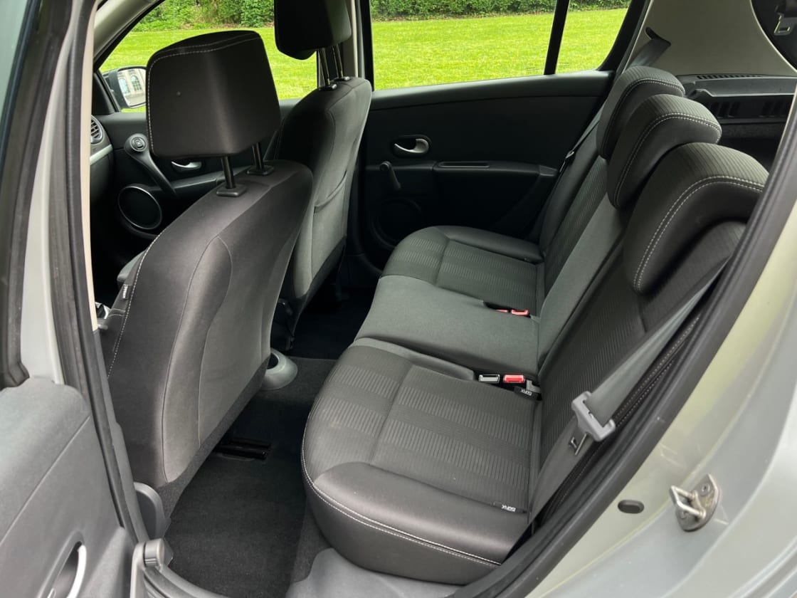 photos TRES BELLE RENAULT CLIO lll PHASE ll 1.5 DCI 85 CH PACK TOMTOM 20E ANIV TOUTES OPTIONS GPS-CLIM -1ER MAIN