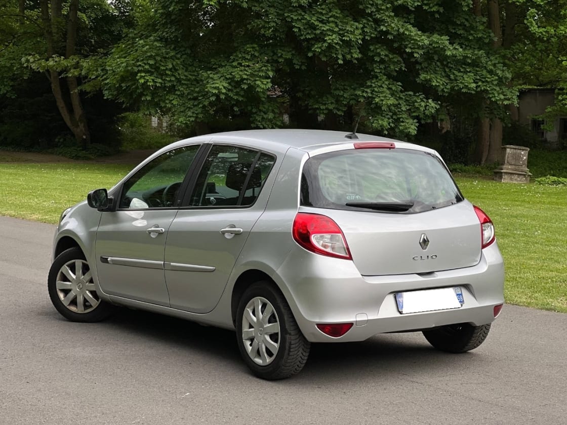photos TRES BELLE RENAULT CLIO lll PHASE ll 1.5 DCI 85 CH PACK TOMTOM 20E ANIV TOUTES OPTIONS GPS-CLIM -1ER MAIN