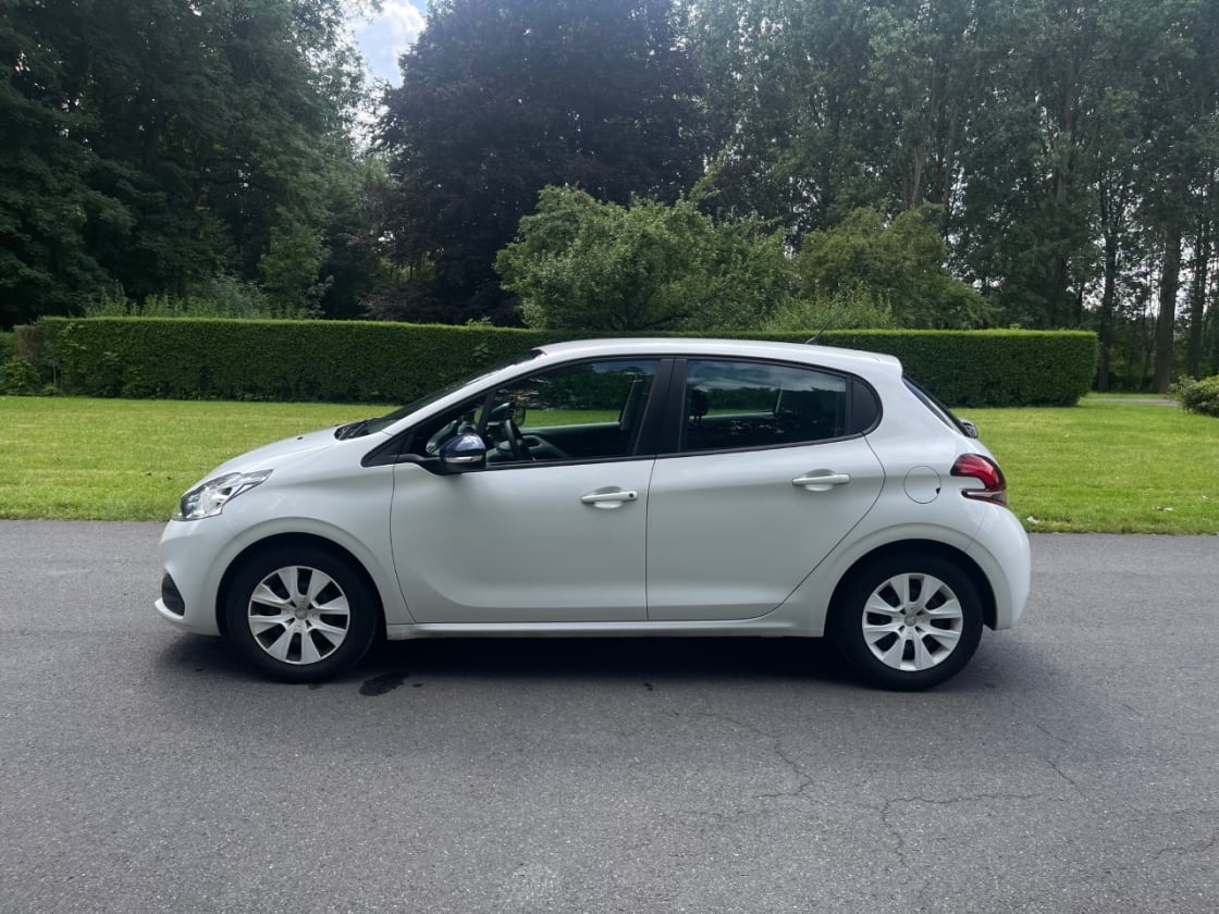 photos TRES BELLE PEUGEOT 208 1.6 HDI PACK SPORT 1ERE MAIN TRES PROPRE 5 PLACES