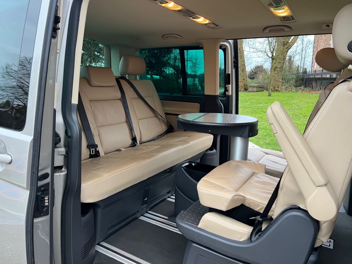 photos TRES BELLE VOLKSWAGEN MULTIVAN 2L TDI PACK TOUTES OPTIONS GPS-DVD-CUIR-CLIM AUTO-REG VITESSE-  LIT+ 7PLACES  + CHAUFFAGE STATIONNAIRE + TABLE