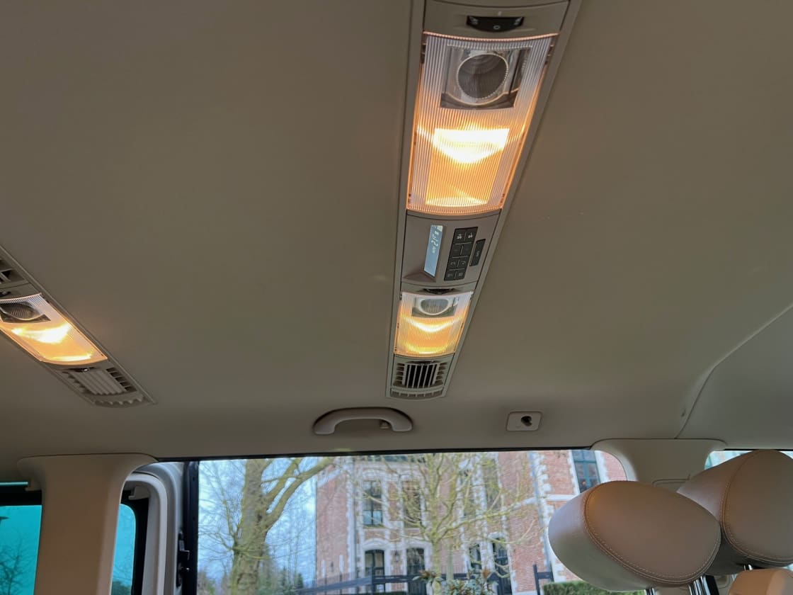 photos TRES BELLE VOLKSWAGEN MULTIVAN 2L TDI PACK TOUTES OPTIONS GPS-DVD-CUIR-CLIM AUTO-REG VITESSE-  LIT+ 7PLACES  + CHAUFFAGE STATIONNAIRE + TABLE