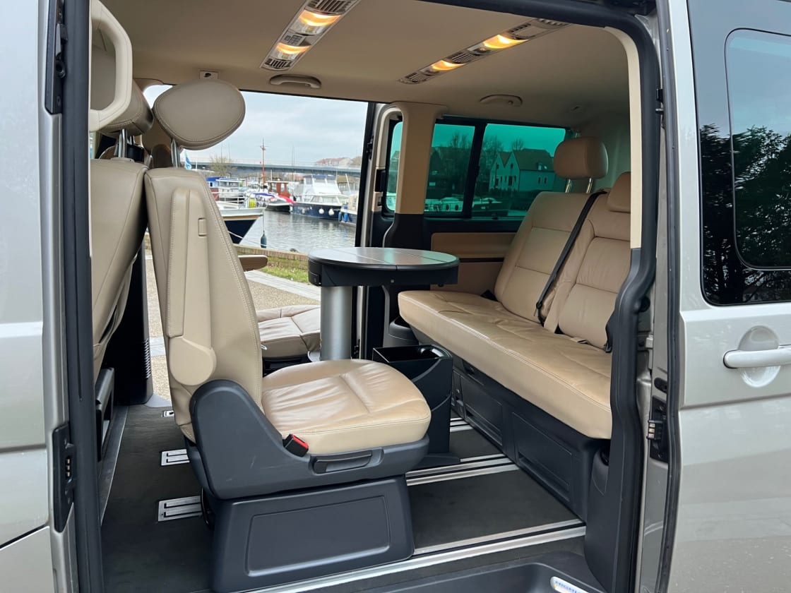 photos TRES BELLE VOLKSWAGEN MULTIVAN 2L TDI PACK TOUTES OPTIONS GPS-DVD-CUIR-CLIM AUTO-REG VITESSE-  LIT+ 7PLACES  + CHAUFFAGE STATIONNAIRE + TABLE