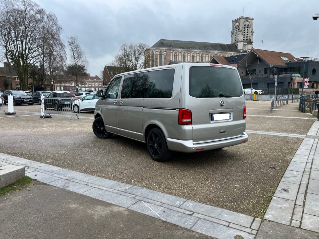 photos TRES BELLE VOLKSWAGEN MULTIVAN 2L TDI PACK TOUTES OPTIONS GPS-DVD-CUIR-CLIM AUTO-REG VITESSE-  LIT+ 7PLACES  + CHAUFFAGE STATIONNAIRE + TABLE