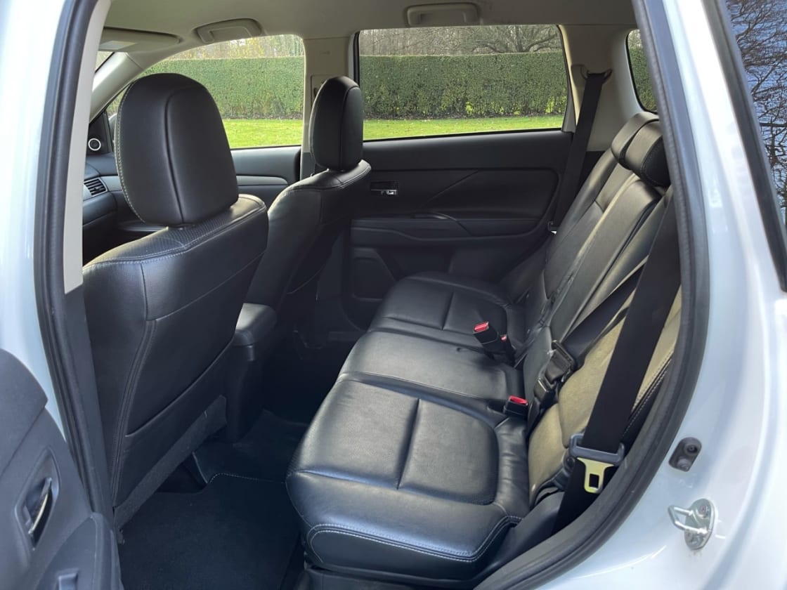 photos TRES BELLE MITSUBISHI OUTLANDER 2L2 DI-D 4WD PACK SPORT TTES OPTS GPS-DVD-CAMERA-CUIR-CLIM-XENO-7PLS
