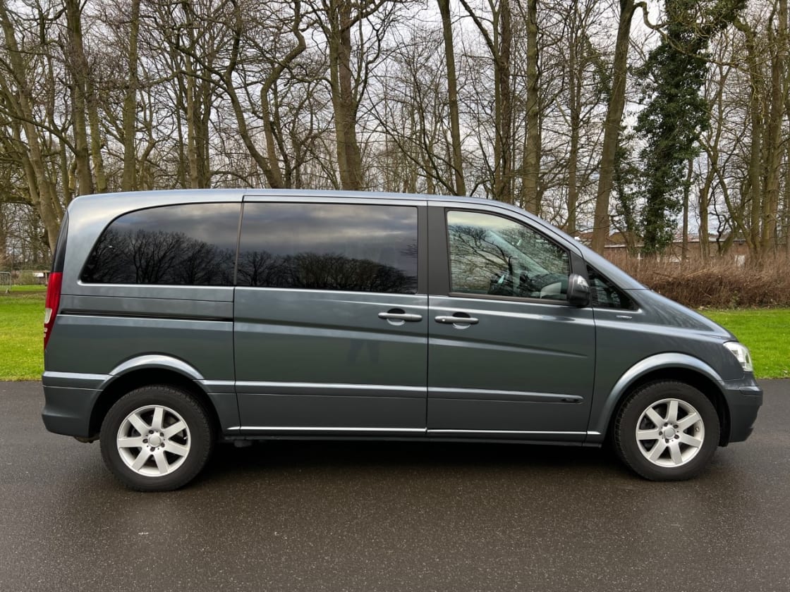 photos TRES BELLE MERCEDES-BENZ VIANO VITO PHASE ll 2.0 CDI 2.2 CDI TOUTES OPTIONS- GPS-CLIM AUTO- CUIR FAIBLE KM 1ERE MAIN * ETAT NEUF *