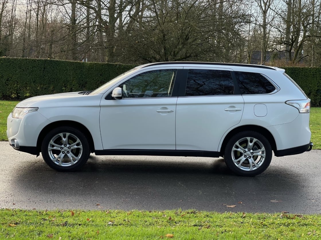 photos TRES BELLE MITSUBISHI OUTLANDER 2L2 DI-D 4WD PACK SPORT TTES OPTS GPS-DVD-CAMERA-CUIR-CLIM-XENO-7PLS
