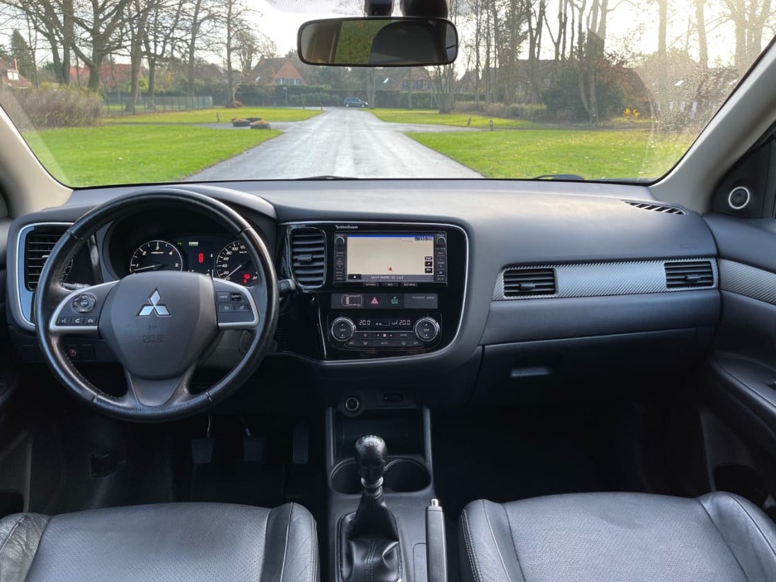 photos TRES BELLE MITSUBISHI OUTLANDER 2L2 DI-D 4WD PACK SPORT TTES OPTS GPS-DVD-CAMERA-CUIR-CLIM-XENO-7PLS