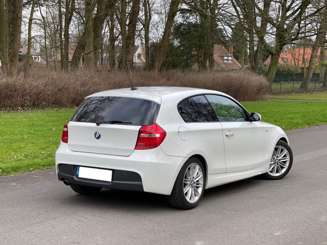 photos TRES BELLE BMW E87 118D 2.0D PACK M SPORT D'ORIGINE TOUTES OPTIONS CUIR + CLIM AUTO