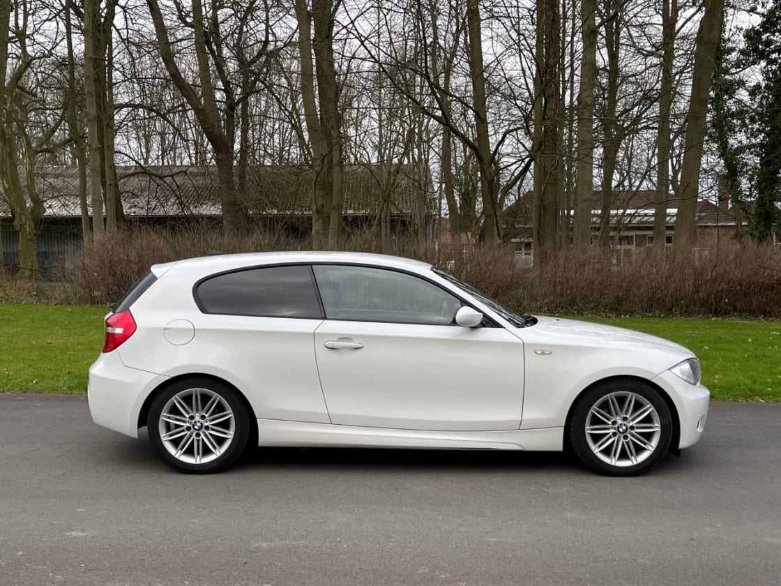 photos TRES BELLE BMW E87 118D 2.0D PACK M SPORT D'ORIGINE TOUTES OPTIONS CUIR + CLIM AUTO