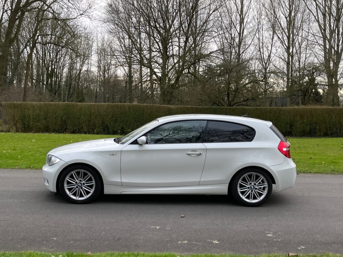 photos TRES BELLE BMW E87 118D 2.0D PACK M SPORT D'ORIGINE TOUTES OPTIONS CUIR + CLIM AUTO