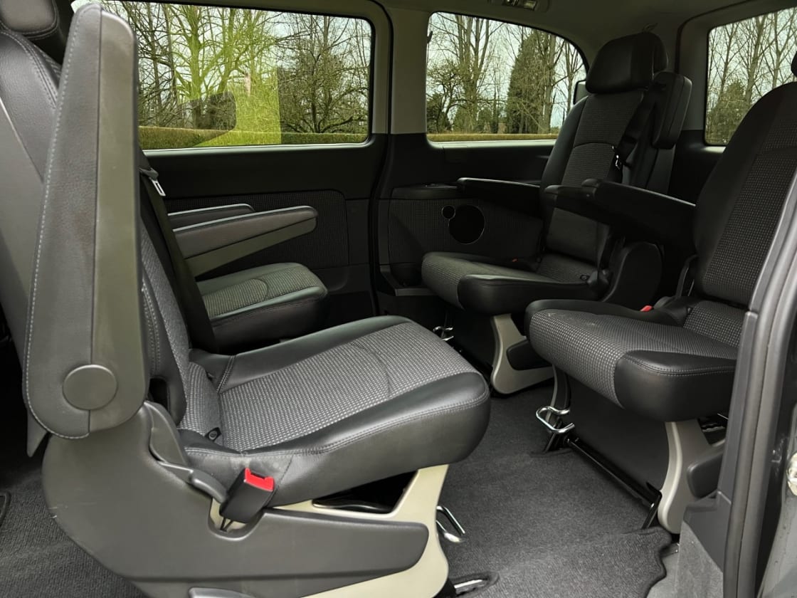 photos TRES BELLE MERCEDES-BENZ VIANO VITO PHASE ll 2.0 CDI 2.2 CDI TOUTES OPTIONS- GPS-CLIM AUTO- CUIR FAIBLE KM 1ERE MAIN * ETAT NEUF *