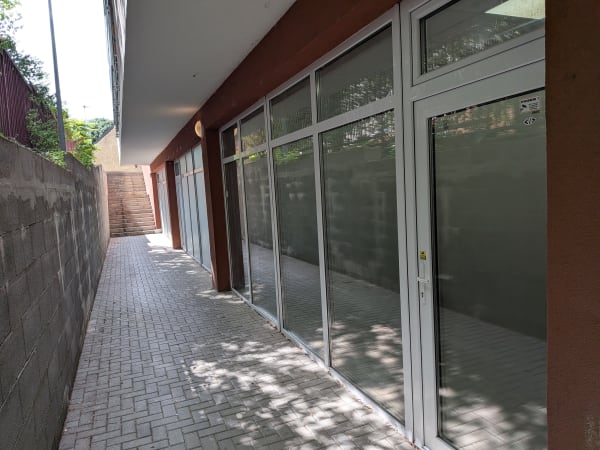 Presklená fasáda kancelárie na Moyzesovej ulici v Senci z prístupového chodníka
