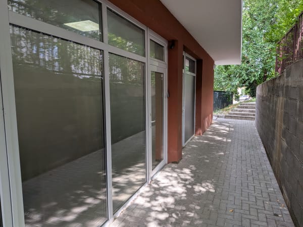 Prístupový chodník ku kancelárii na prenájom v Senci pozdĺž presklenej fasády