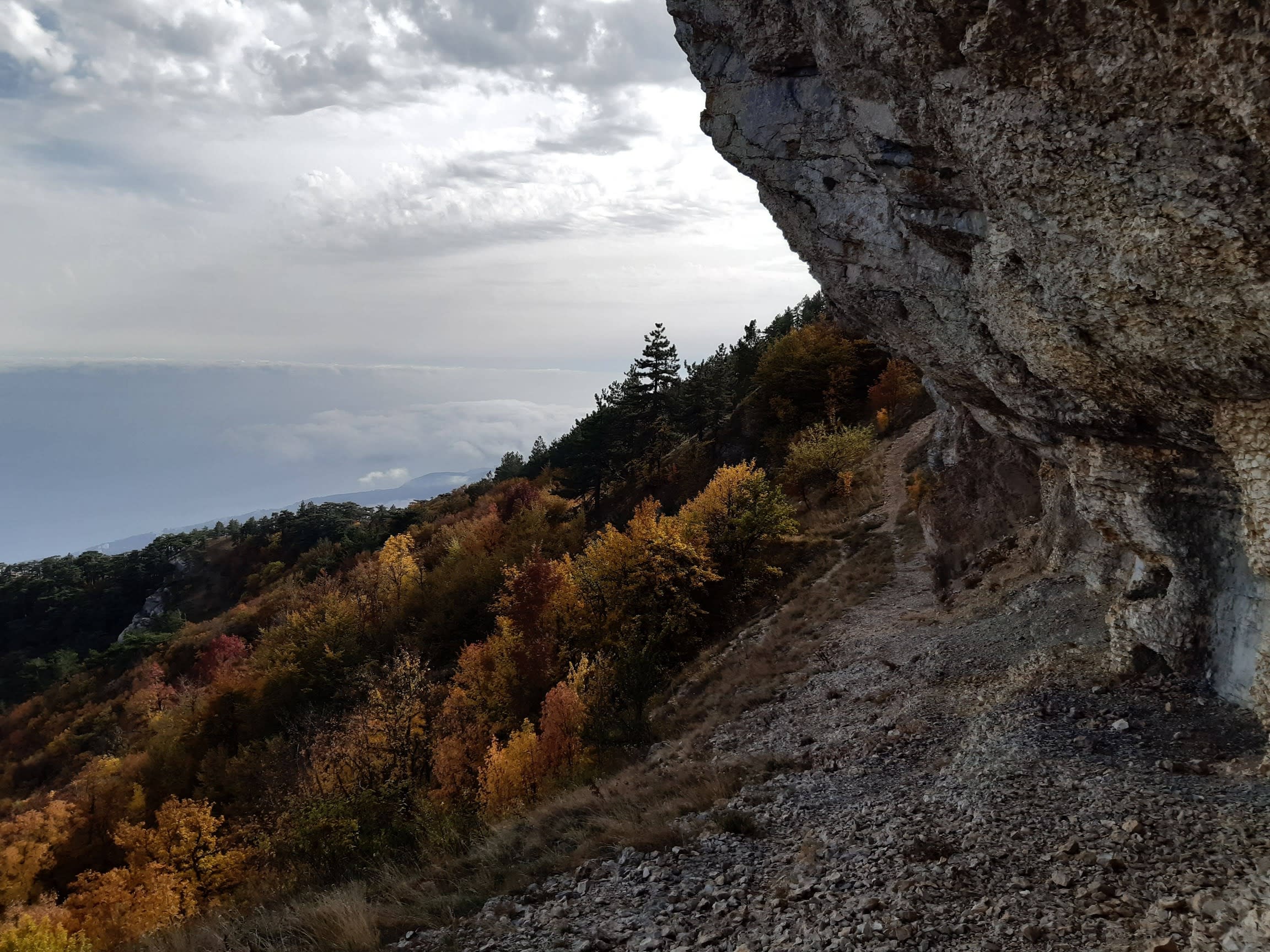 Змея в горах крыма. Гора Иограф Крым. Узенбашская тропа в Крыму. Капитанский мостик Узенбашская тропа. Пешая тропа на гору Геленджик.