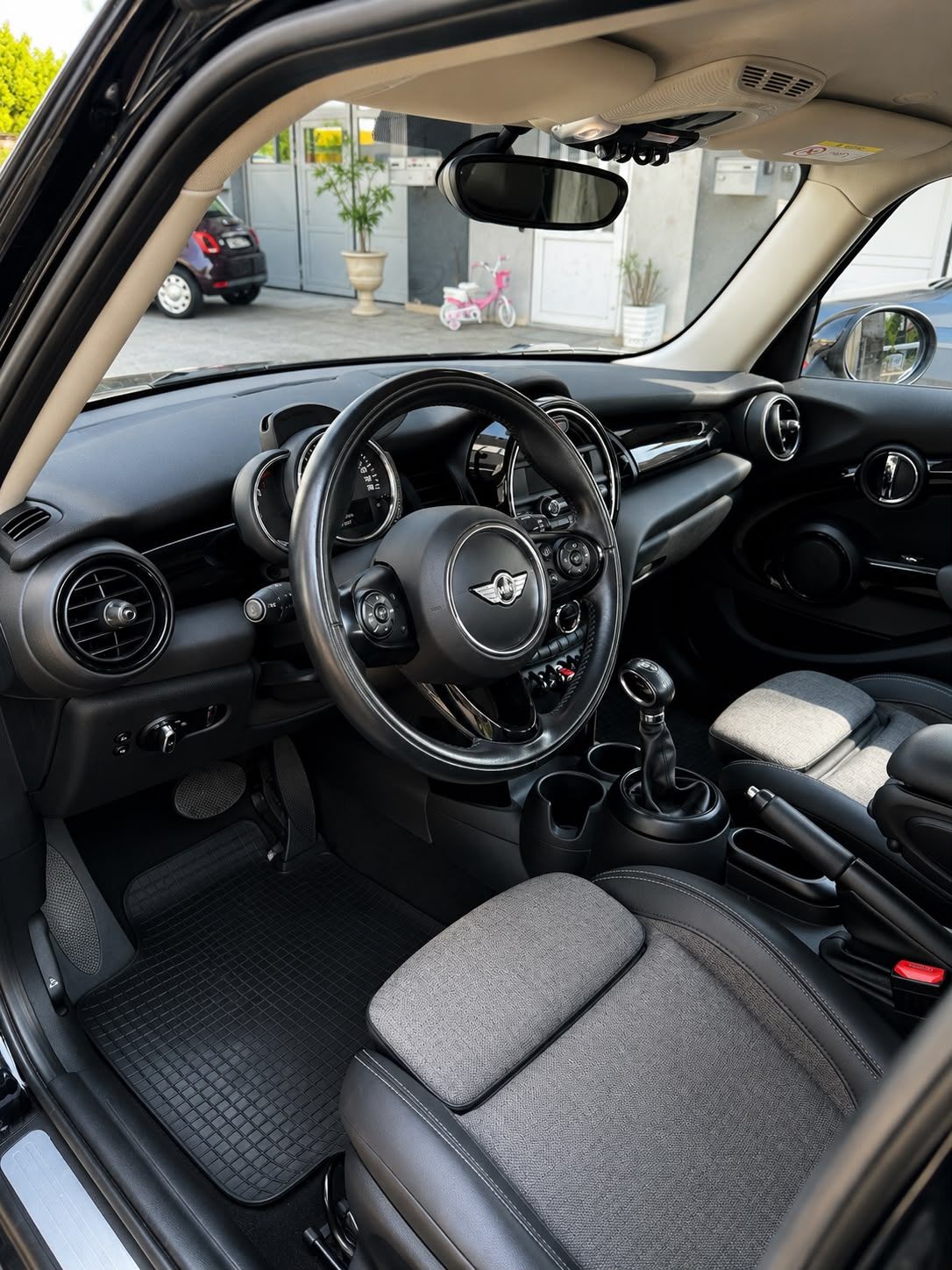 MINI Cooper 5 Door (F55) 2016 – photo 3 – rvacars Tolochenaz