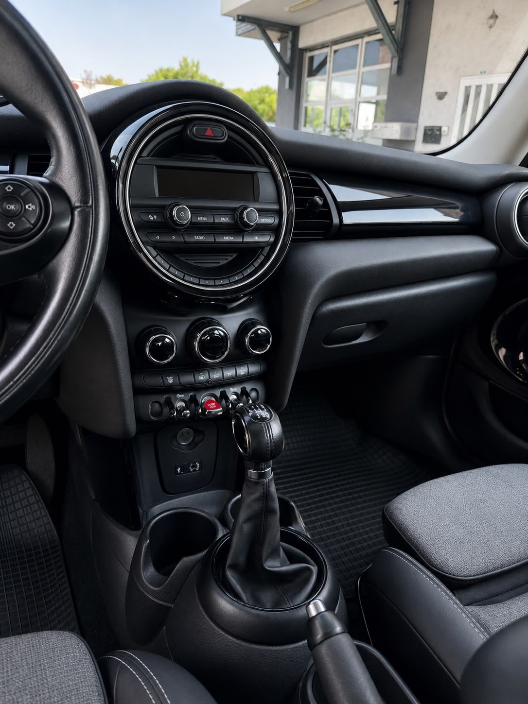 MINI Cooper 5 Door (F55) 2016 – photo 4 – rvacars Tolochenaz