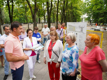 Владимир Волков проверил благоустройство территории около станции МЦД в Люберцах