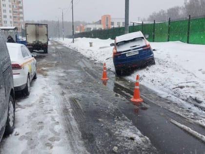 В Москве подросток влетел в столб на арендованной машине