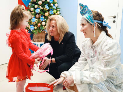 Депутат Госдумы Алла Полякова исполнила новогодние мечты юных жительниц Химок