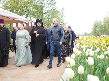 Архиепископ Подольский и Люберецкий Аксий и глава округа Владимир Ружицкий посетили Пасхальный фестиваль в Люберцах