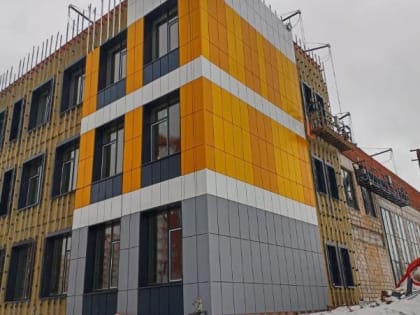 В Чехове взялись за фасад новой школы, которую обещают открыть в этом году