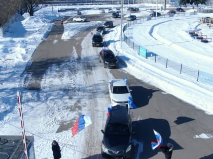 В Видном единороссы и неравнодушные жители поддержали Президента, жителей Донецка и Луганска большим автофлешмобом «СвоихНеБросаем»