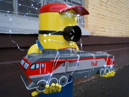 Персонаж мультфильма с тепловозом в руках украсил производственный цех Коломзавода