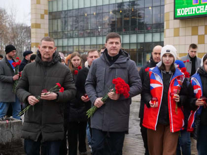 Жители Люберец возлагают цветы в память о жертвах теракта в «Крокус сити холле»