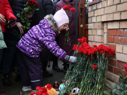 Жители Люберец продолжают приносить цветы и свечи к стихийному мемориалу в центре города