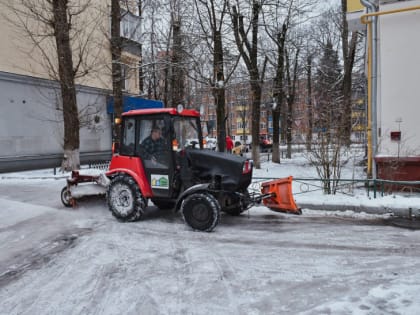 Более тысячи человек расчищают улицы Химок после снегопада