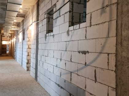 Рабочие приступили к утеплению фасада строящейся школы в Зарайске