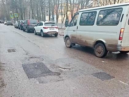 На улице Маяковского заделали ямы на дороге