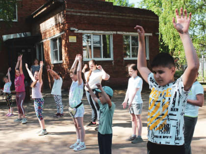 Шаховские единороссы и молодогвардейцы провели зарядку для детей