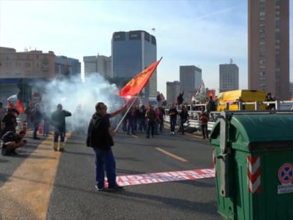 Жители стран ЕС выходят на антиправительственные митинги