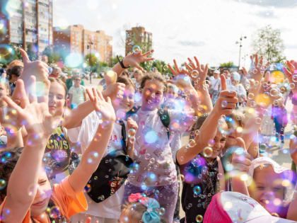 В День защиты детей губернатор МО подарил мороженое мальчишкам и девчонкам Орехово-Зуевского округа