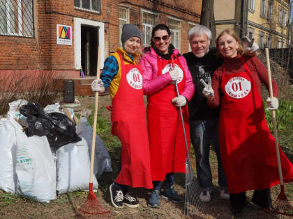 Чистить пространство у Дома художника вышли творцы, музейщики, депутаты и общественники.