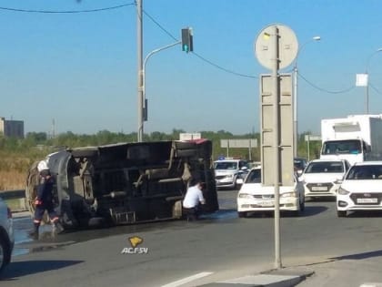 Маршрутка перевернулась после аварии в Новосибирске