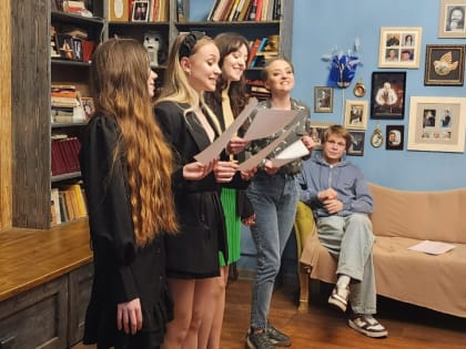 Артисты театра прочитали стихи на испанском для жительниц Химок