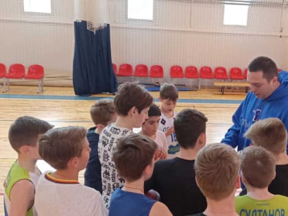 В Лобне муниципальный куратор партийного проекта «Детский спорт» провёл тренировку для юношеской команды по баскетболу