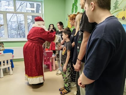 Юных пациентов Воскресенской больницы поздравили с наступающим праздником