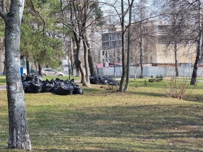 В сквере Победы в Дзержинском наводят порядок перед праздничными мероприятиями 9 мая