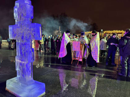 Более тысячи верующих приняли участие в крещенских купаниях у стадиона «Арена Химки»