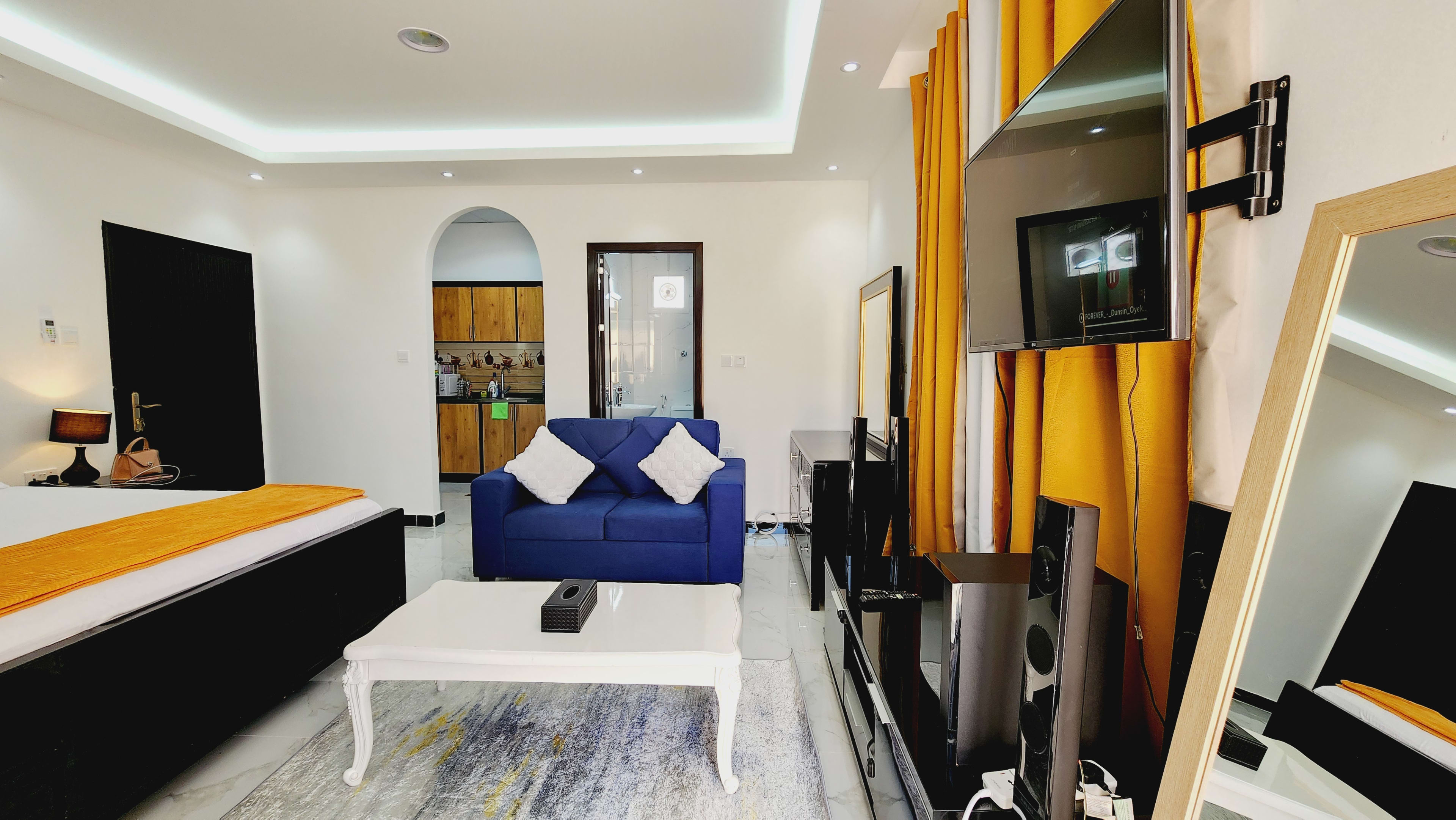 Fully furnished studio with balcony - photo 1