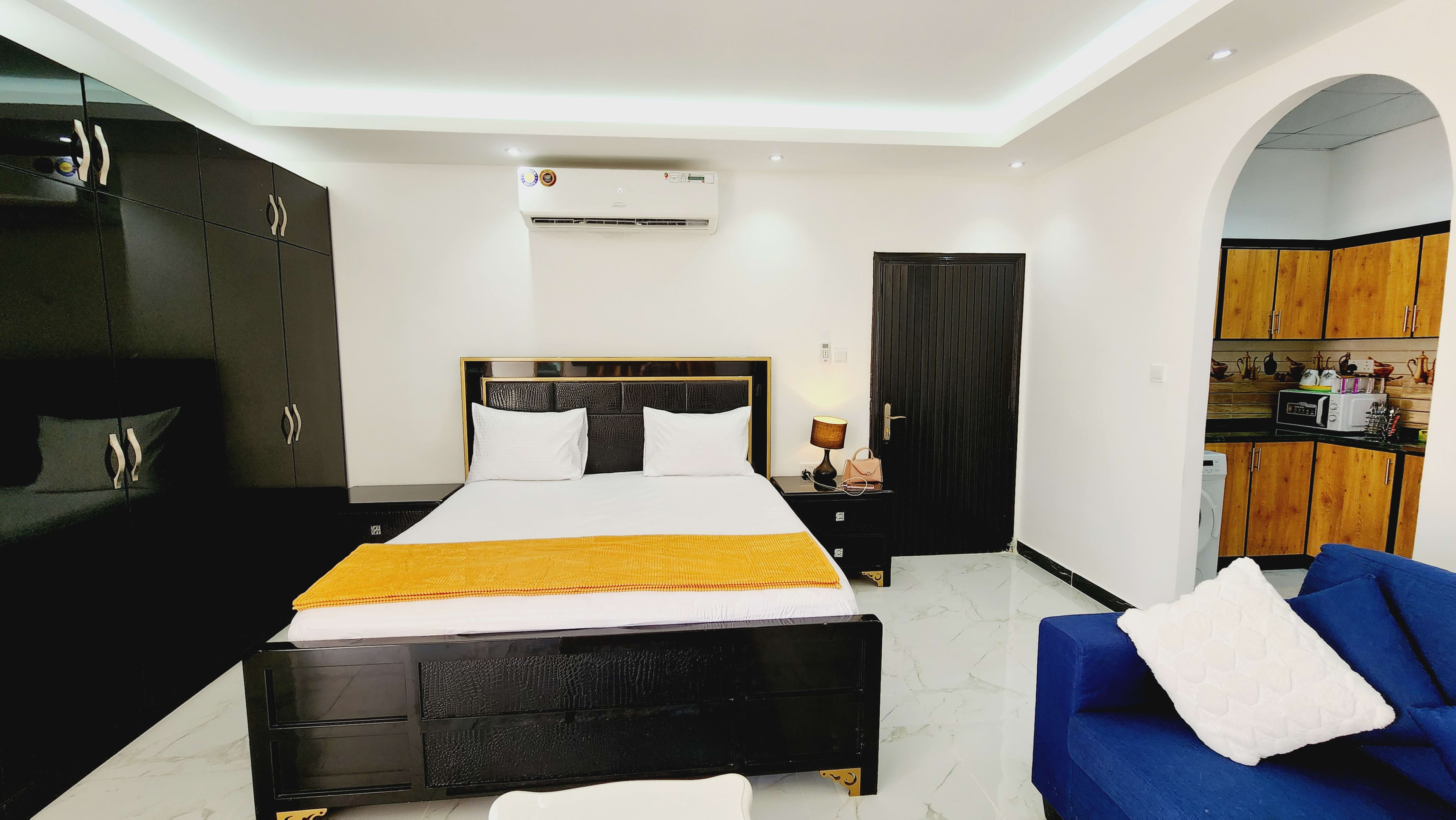 Fully furnished studio with balcony - photo 3